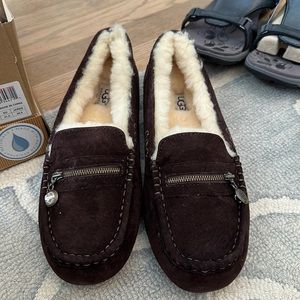 UGG Women’s Ansley Charm loafers/slippers